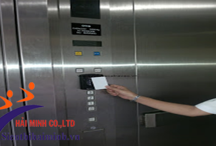 Máy chấm công ứng dụng trong kiểm soát ra vào thang máy