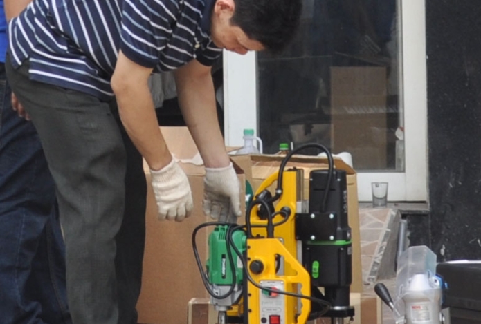 Cách dùng máy khoan từ để khoan kim loại không có từ tính