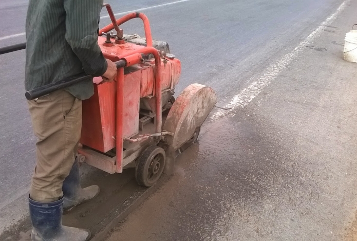 Phân loại máy cắt đường bê tông dựa vào tính năng