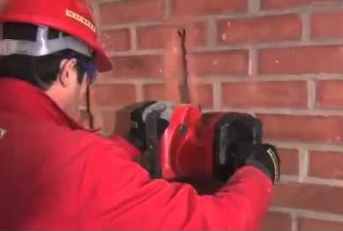 Công dụng và những lưu ý khi sử dụng máy cắt rãnh tường