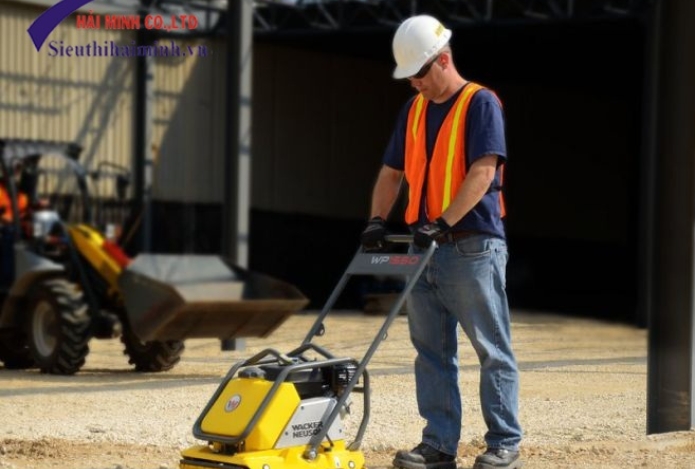 Tìm hiểu về máy đầm bàn chuyên dụng trong xây dựng