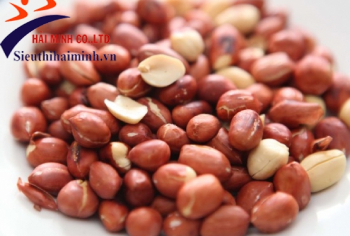 Có nên thuê nhân công để bóc tách vỏ lạc không