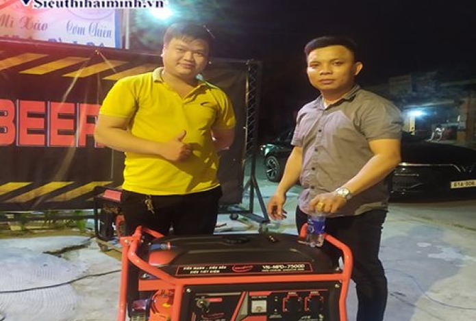 Kỹ thuật Hải Minh giao và lắp máy phát điện chạy xăng Vinafarm VNMPD 7500 cho khách hàng