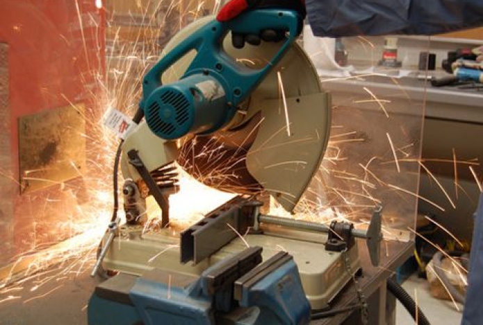 Khi Nào Thì Nên Đổi Chiếc Máy Cắt Sắt Bàn Cũ?