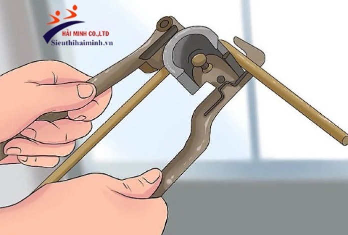 Phương pháp uốn ống thép với máy uốn ống bằng tay thủ công.