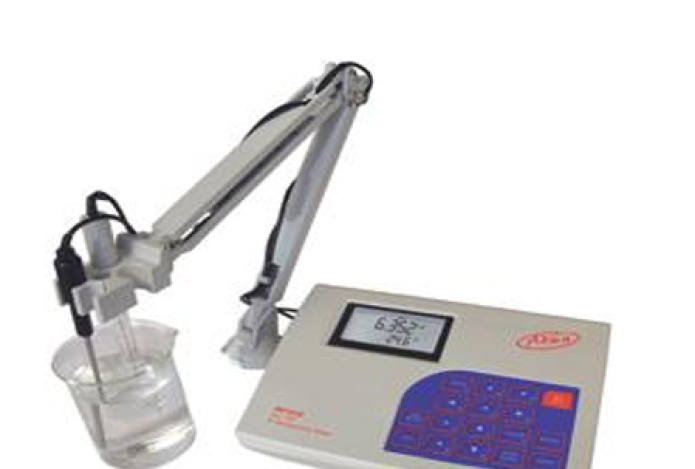 Sử dụng máy đo pH để bàn để xác định độ pH huyền phù trong đất