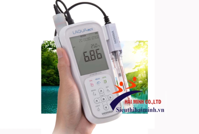 Sử dụng máy đo pH để đo độ axit của nước ao