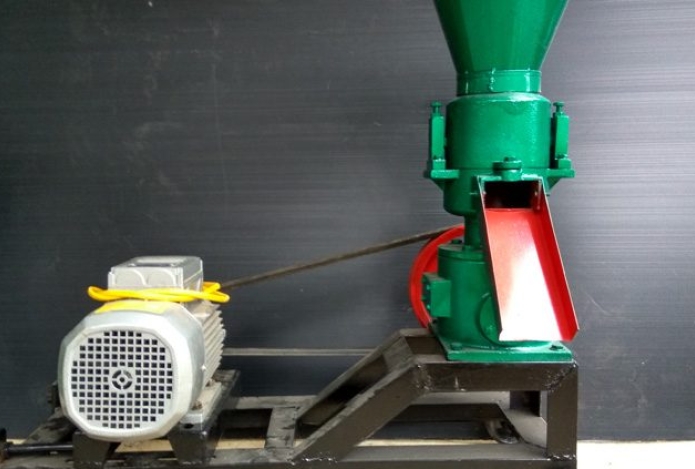 Chăn nuôi đơn giản hơn nhờ máy ép cám viên ra đời