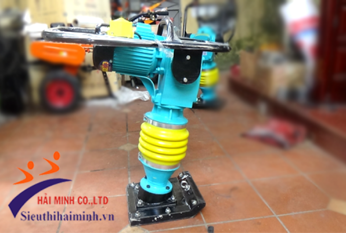 Phân biệt máy đầm cóc chạy xăng và chạy bằng điện