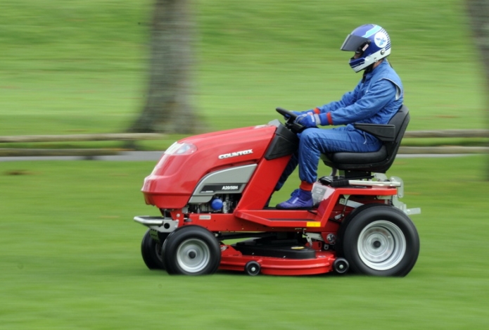 Tại sao xe cắt cỏ khởi động không nổ?