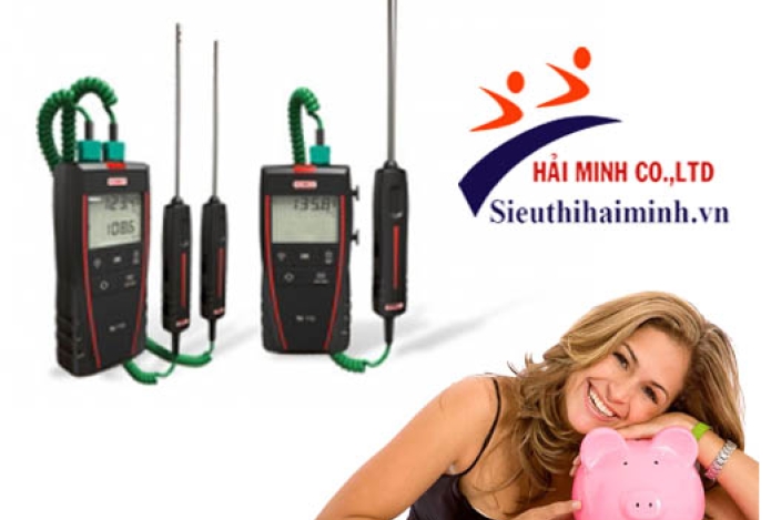 Cách dùng máy đo nhiệt độ tiếp xúc kỹ thuật số khi đo nhiệt độ cơ thể người.