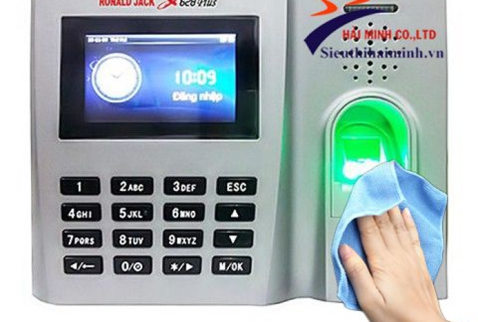 Vệ sinh mắt đọc trên máy chấm công vân tay như thế nào đúng cách?