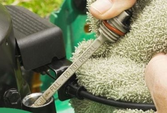 Tại sao thay dầu trên máy cắt cỏ và khi nào nên thay