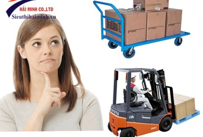 Mua xe nâng hàng hay xe kéo hàng tốt hơn?