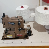 Hình ảnh Máy may bao để bàn 02 kim 04 chỉ