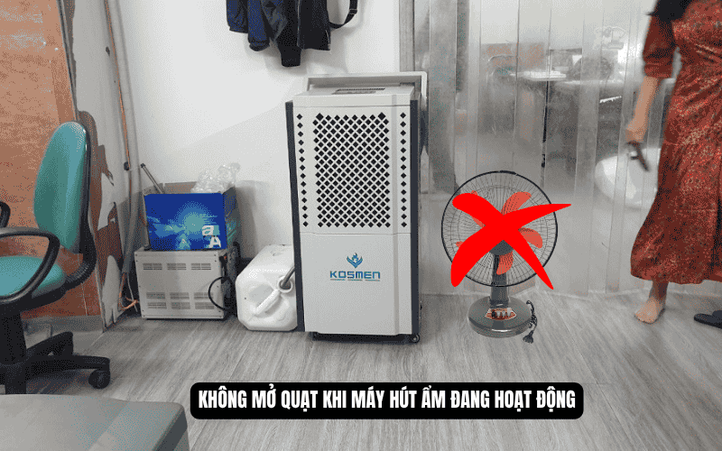 Không mở quạt khi máy hút ẩm đang hoạt động