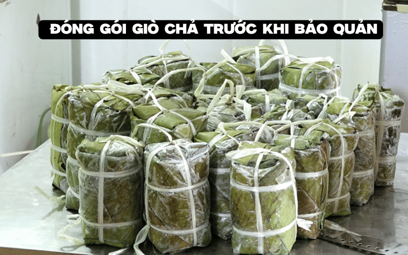 Đóng gói giò chả trước khi bảo quản
