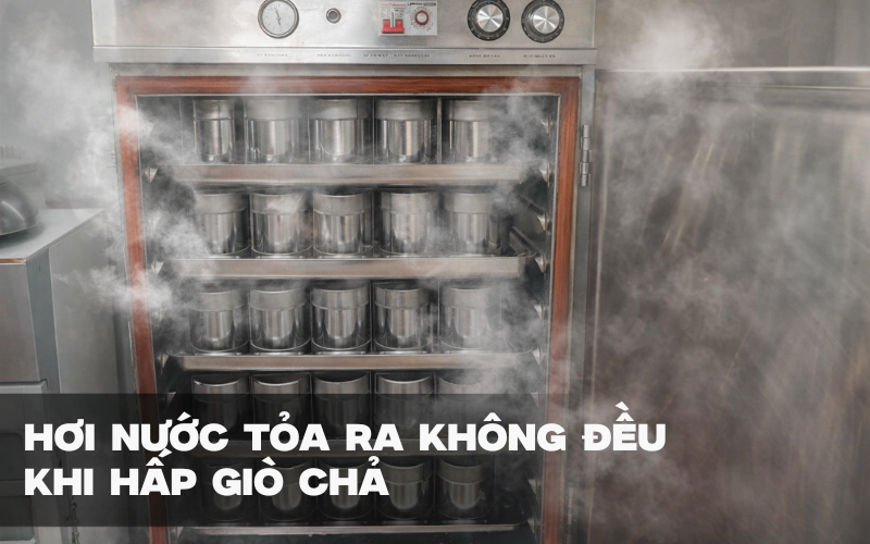 Hơi nước tỏa ra không đều khi hấp giò chả