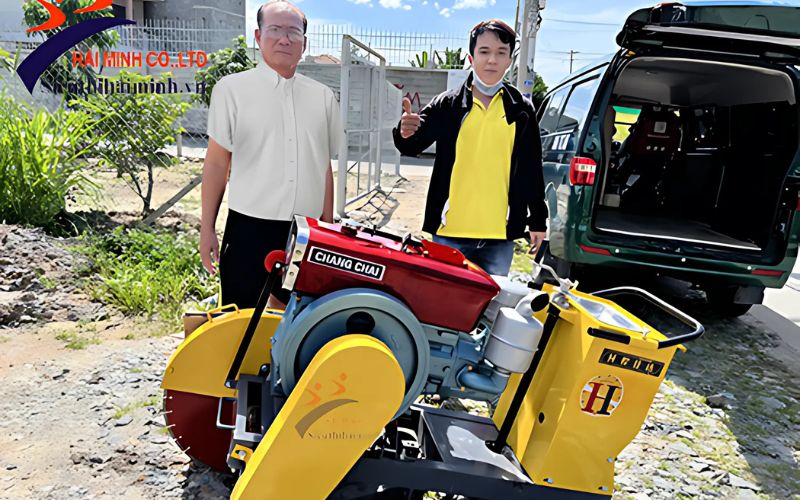 Đặc điểm của máy cắt đường bê tông đầu nổ HM D15