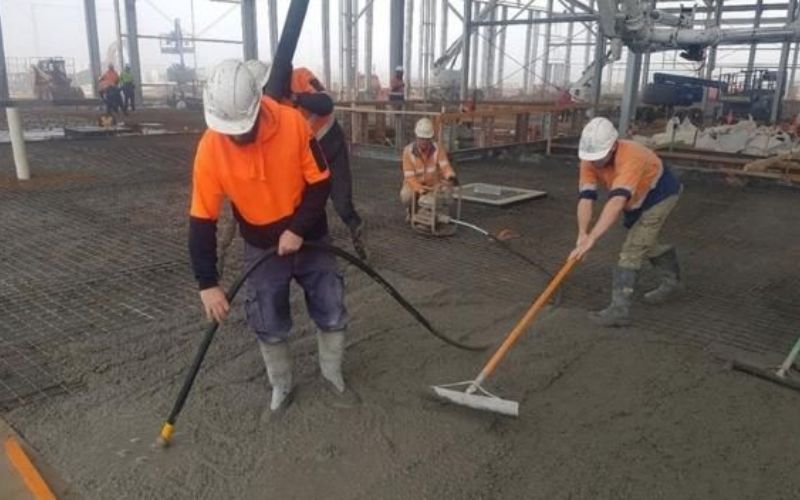 ảnh thực tế ứng dụng máy đầm dùi trong thi công