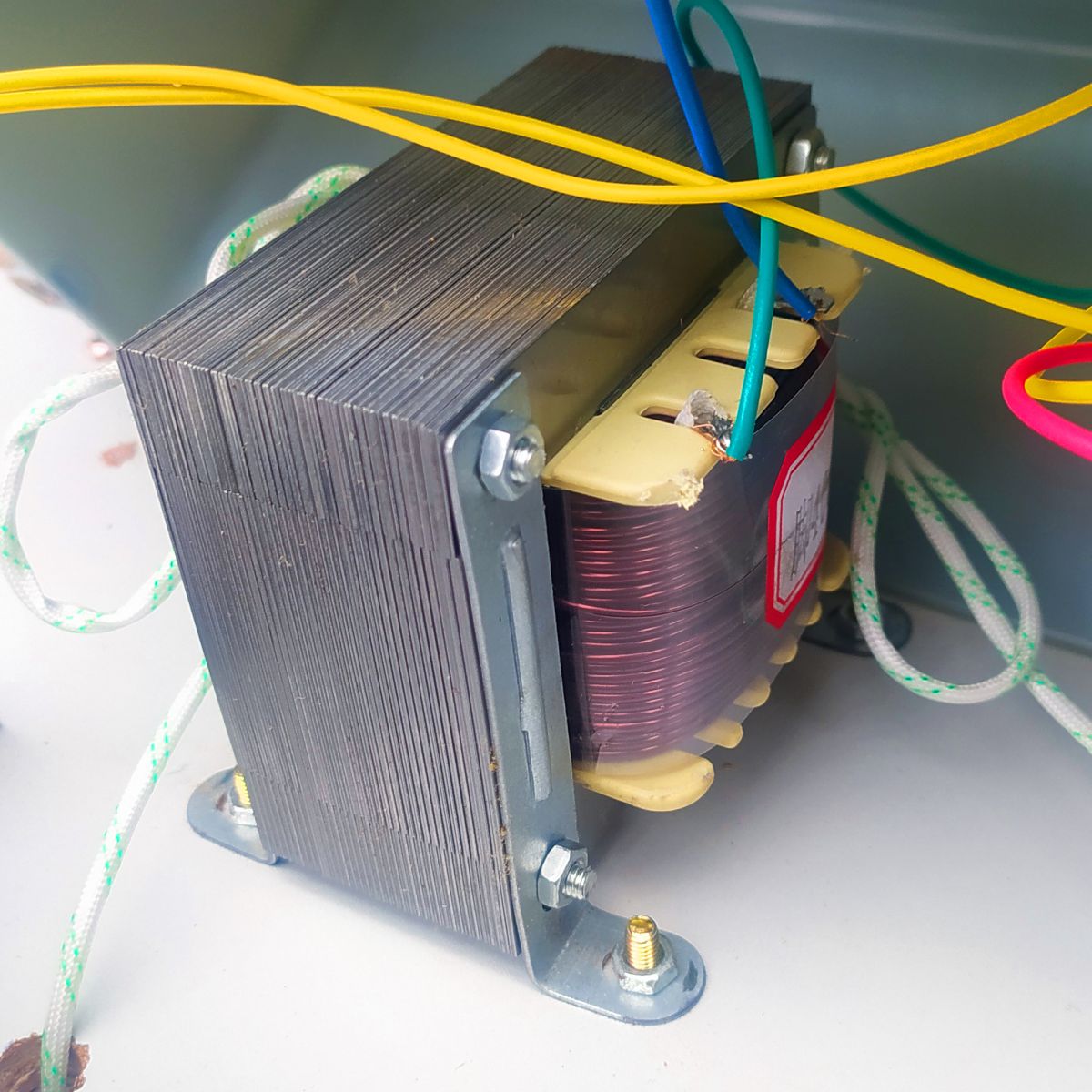 chi-tiet-bien-ap-may-han-mieng-tui-dap-chan-FRP-11