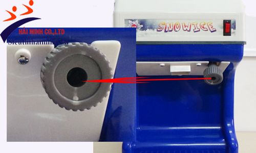 Tay cầm có thể vặn để điều chỉnh lưỡi dao khi sử dụng máy bào đá