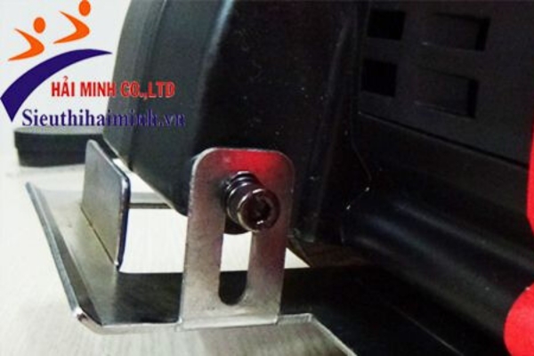 Chốt vặn điều chỉnh độ nông sâu của lưỡi cắt