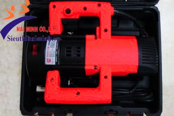 Máy cắt rãnh tường Yamafuji 125-5 được trang bị hộp đựng tránh va đạp