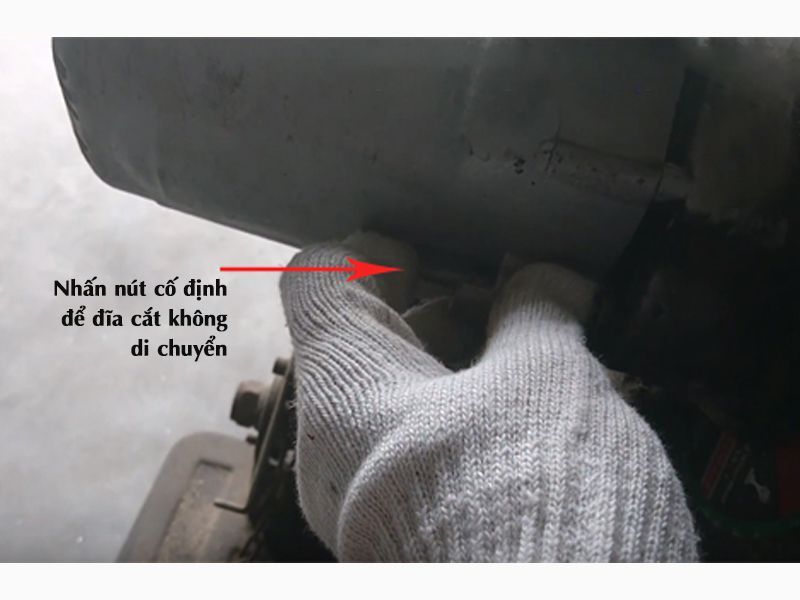 giữ nút cố định đĩa cắt