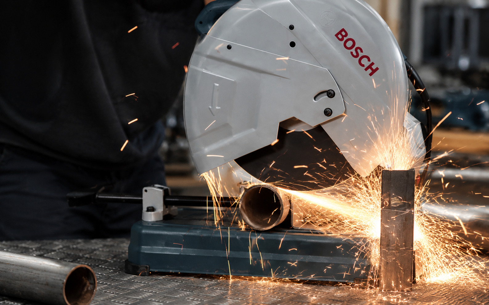 Máy cắt sắt 355mm Bosch GCO 200 hoạt động với công suất mạnh mẽ