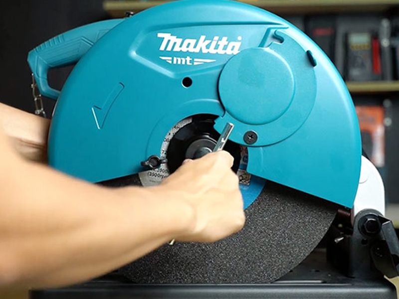 máy cắt sắt bàn Makita