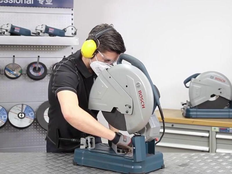 vệ sinh máy cắt sắt bàn Bosch thường xuyên