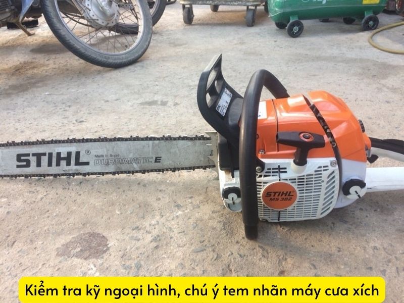 Kiểm tra kỹ ngoại hình, chú ý tem nhãn máy cưa xích