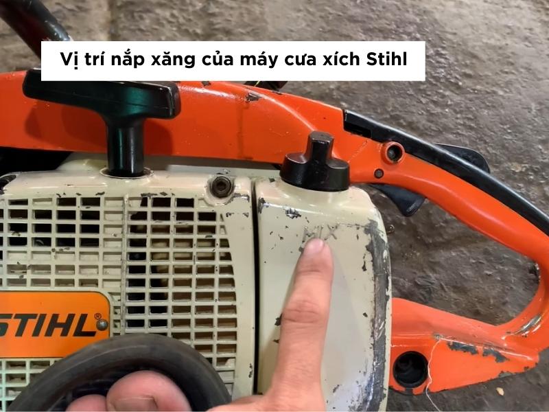 vị trí nắp xăng pha nhớt của máy cưa xích Stihl
