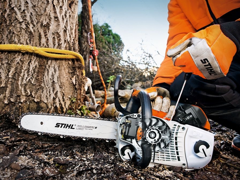 khởi động máy cưa xích