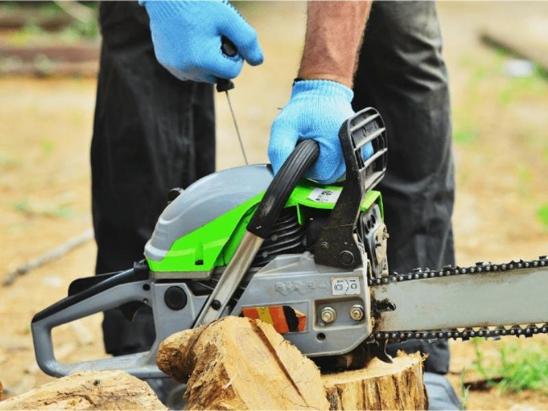 máy cưa xích chạy xăng