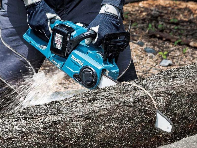 sử dụng máy cưa xích chạy pin