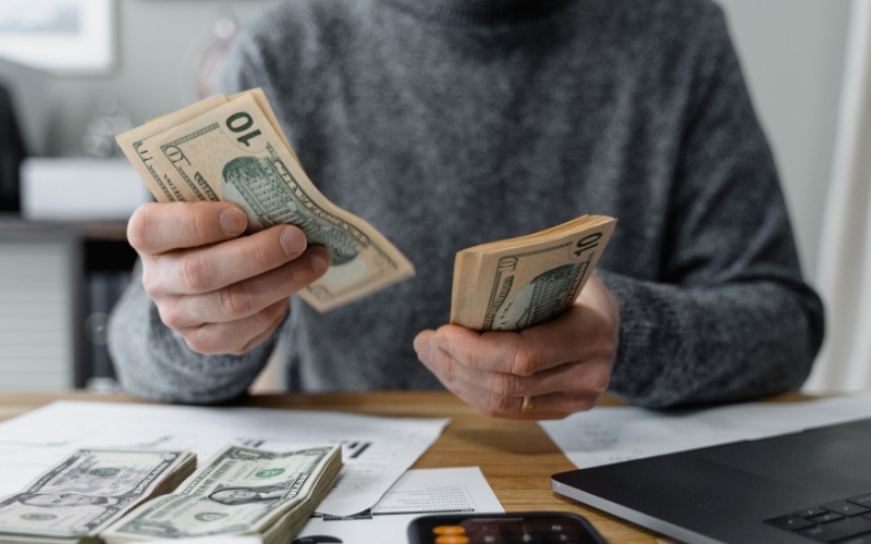 Cách phân biệt tiền giả khi đếm tiền