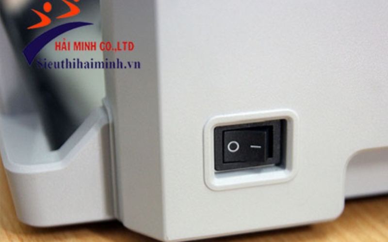 Công tắc nguồn nằm ở bên thân máy