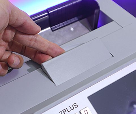 kiểm tra máy đếm tiền cẩn thận