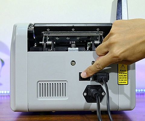 kiểm tra máy đếm tiền thường xuyên