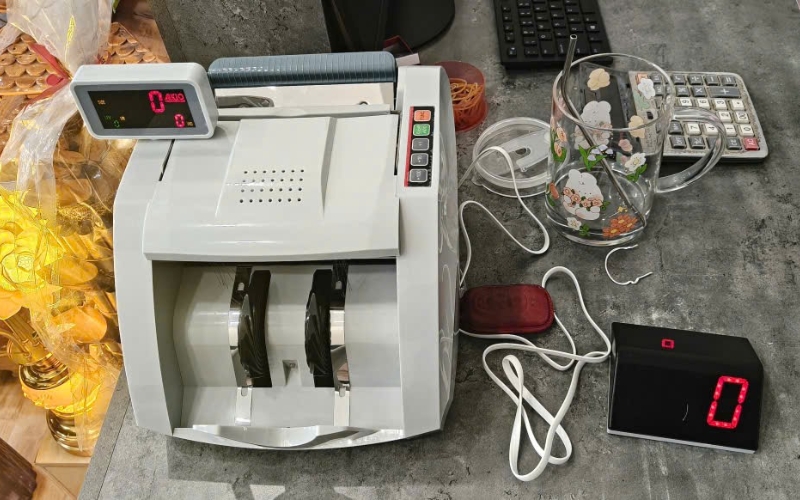 Máy đếm tiền phát hiện tiền giả