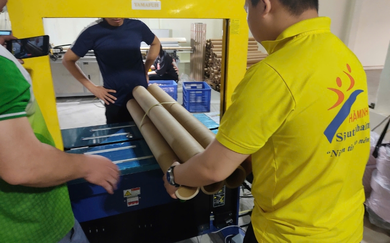 Chức năng nổi bật của máy đóng đai thùng trong sản xuất