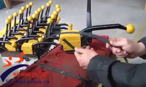 Sử dụng máy đóng đai thép 3 trong 1 A333 giúp tiết kiệm thời gian làm việc