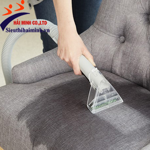 Sử dụng máy giặt thảm phun hút để làm sạch ghế sofa