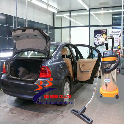 Sử dụng máy hút bụi công nghiệp để hút bụi xe hơi