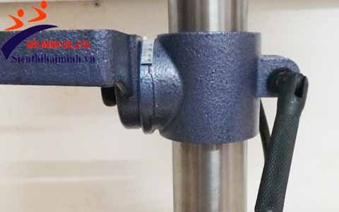 có thể điều chỉnh bàn làm việc của máy khoan bàn lên xuống tùy ý