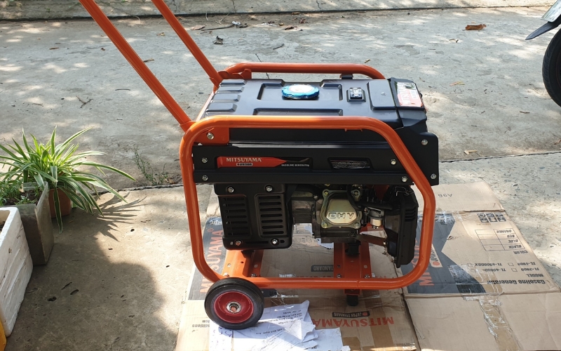 giao Máy phát điện chạy xăng Mitsuyama TL-3900N cho khách