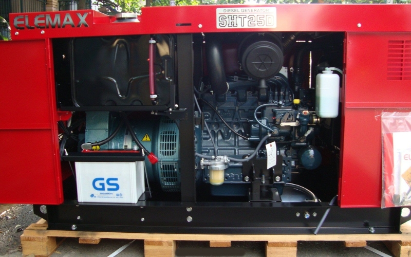 Bên trong máy phát điện 3 pha Elemax SHT25D
