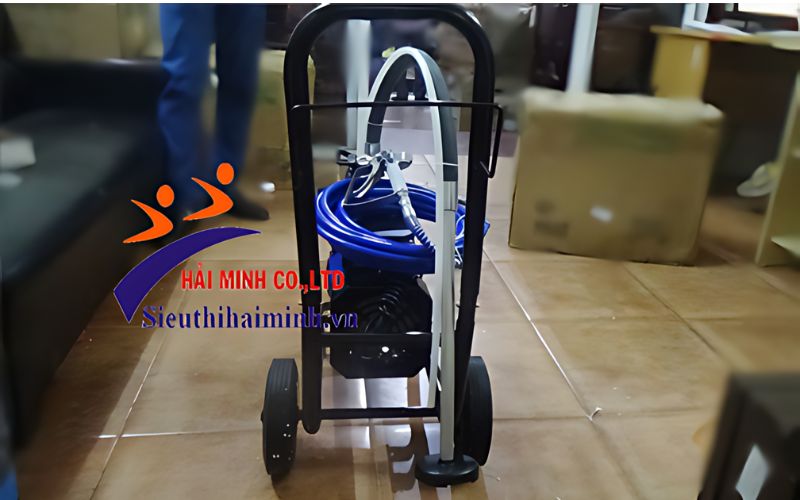 Máy phun sơn đầu inox HM 990A hoạt động với công suất lớn